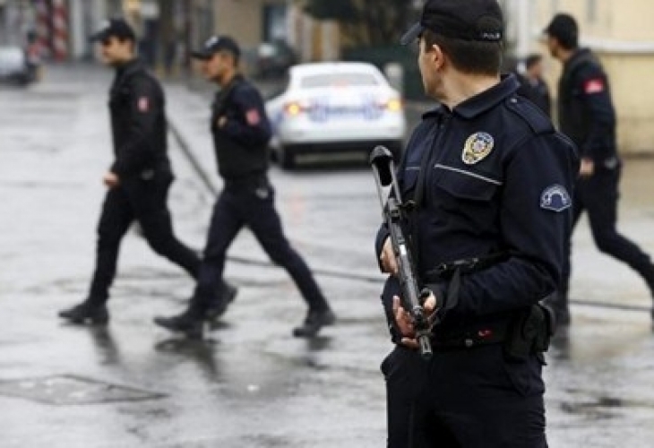 Турската полиция арестува терористи с елеци, натъпкани с експлозиви