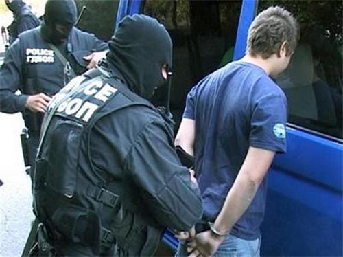 Акция в Слънчев бряг! Полицията щурмува общежитие, откри дрога в стаята на 30-годишния Олег