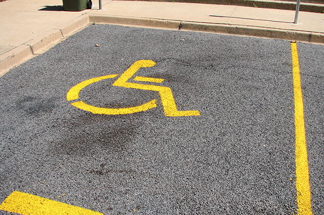 На вниманието на Община Бургас! Нужни са две паркоместа за инвалиди пред блок 295 в ж.к.”Меден рудник”