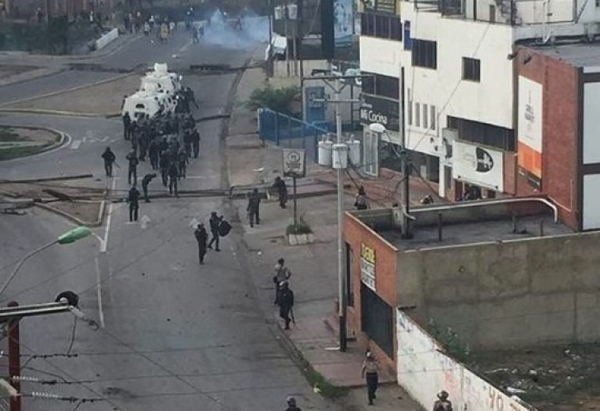 Пълзящ държавен преврат във Венецуела! Страната е на прага на гражданска война (ОБЗОР)