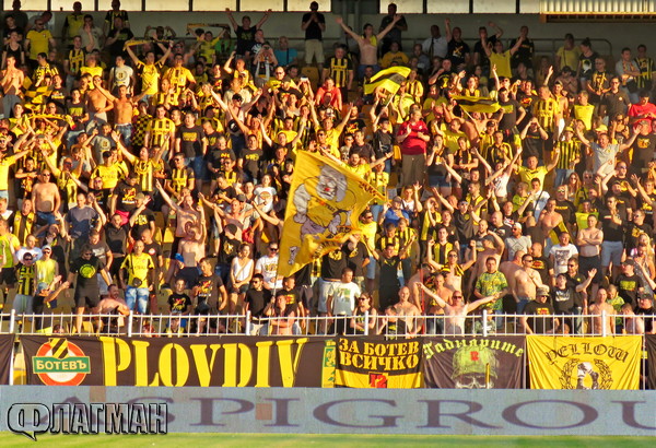 Футболът се завърна на стадион „Лазур”, над 7 хил. подкрепят Ботев(Пловдив) срещу корави албанци