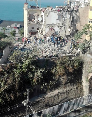 Пететажна жилищна сграда се срути, 8 души са в неизвестност
