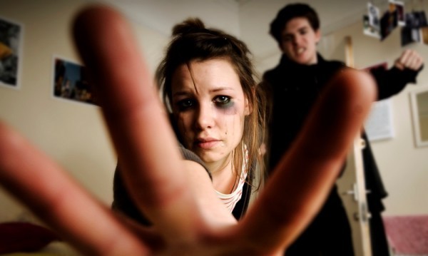 От безпомощност ли: Институциите неглижират домашното насилие