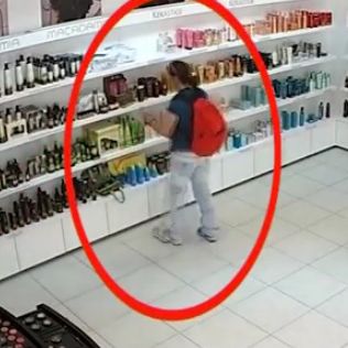 Нагла крадла ошушка магазин в Бургас  (ВИДЕО)