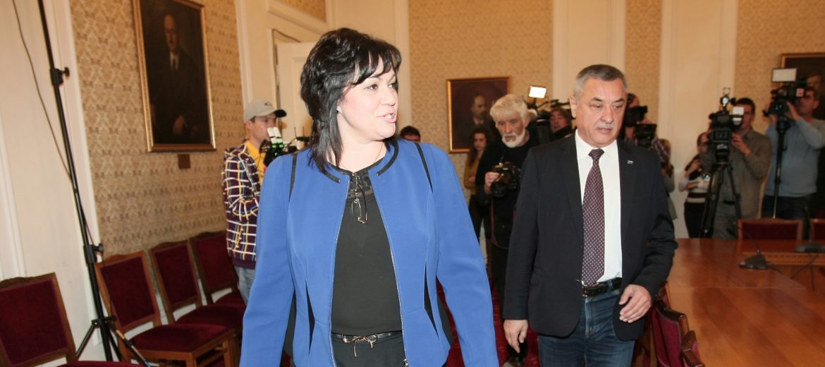 Среднощен скандал: Валери Симеонов бъзна Корнелия Нинова с "момиче за поръчка"