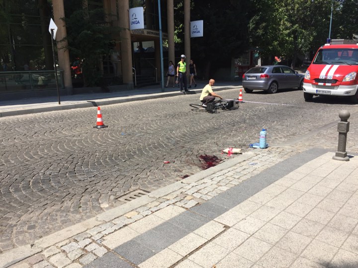 Главна улица потъна в кръв! Колоездач загуби живота си, ударен от джип (СНИМКИ 18+)