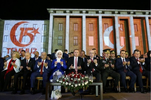 Пред хиляди: Ердоган обеща да накаже враговете си