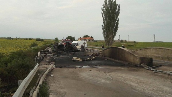 Трагедия! Загина шофьорът на цистерната, запалила се на пътя Айтос - Провадия след удар (СНИМКИ/ВИДЕО)