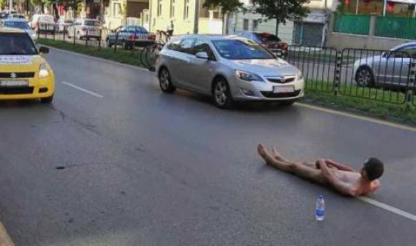 Шок! Чисто гол мъж легна пред колите на оживен булевард (СНИМКИ 18+)