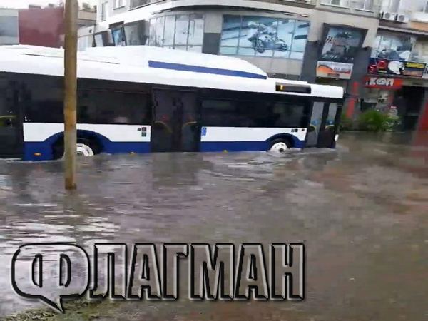 Вижте как автобус плава като кораб в Бургас (ВИДЕО)