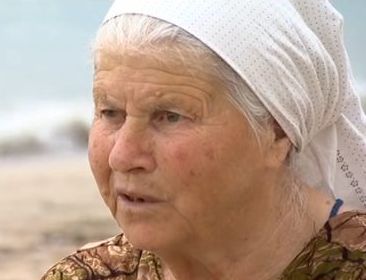 80-годишна баба от Жельо Войвода се влюбила в бургаския плаж (ВИДЕО)