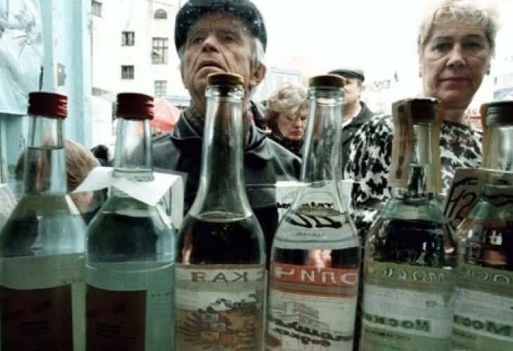 Невероятно, но факт: Руснаците започнаха да пестят от... водка, продажбите й се сриват