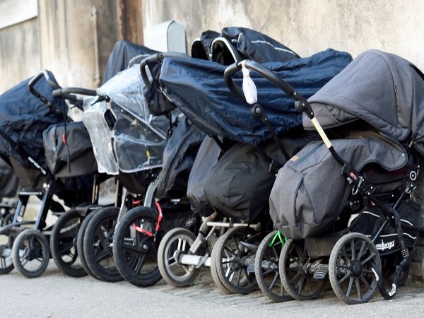 100 българки годишно захвърлят децата си по... паркове, улици, в кофи
