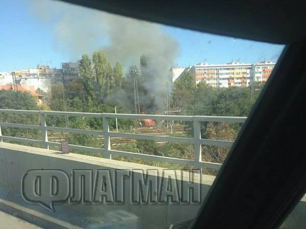 Нов огнен кошмар в Бургас! Пламнаха складове на БДЖ, подозират умишлен пожар (СНИМКИ)