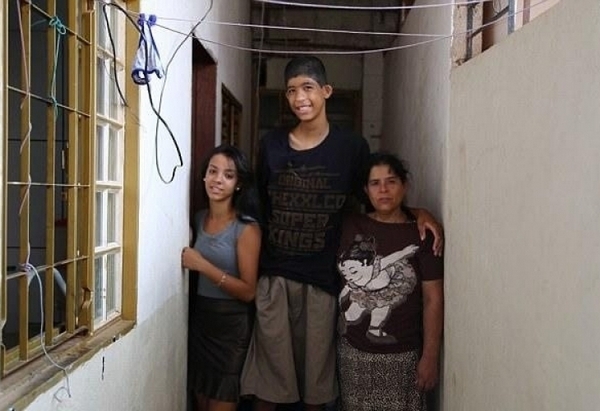 Най-високото дете на света е с ръст 2.3 метра: Заради тумор в мозъка ще расте вечно (СНИМКИ)