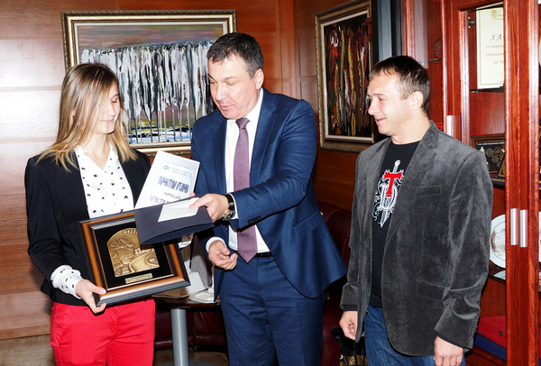 Кметът на Несебър връчи почетен плакет на Христиана Петкова за европейската й титла по карате