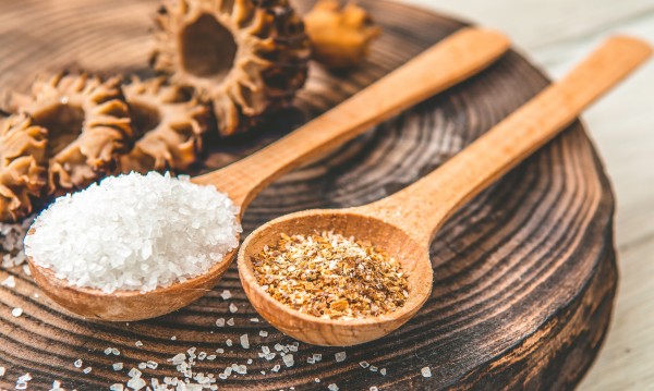 Морската сол помага при мускулни крампи и болно гърло