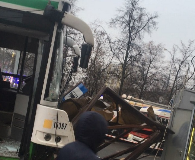 Автобус е вряза в спирка на московското метро. Има загинали!