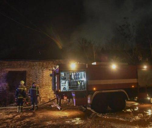 Късо съединение подпали гараж, огнеборци спасиха други 8 клетки и автомобили