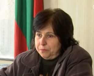 Жена се грижи за възрастни хора в 18 балкански селца