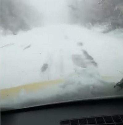 От последните минути: Обилният снеговалеж ограничи движението по пътя Бургас-Варна (СНИМКА)