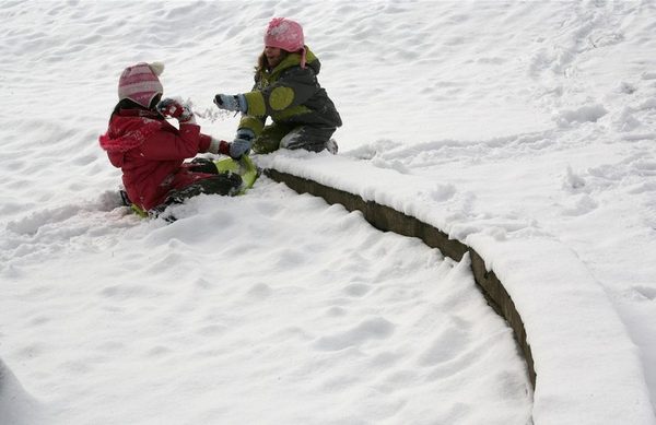 Учениците в Руен във ваканция заради снега, в Тополица – заради паднал комин