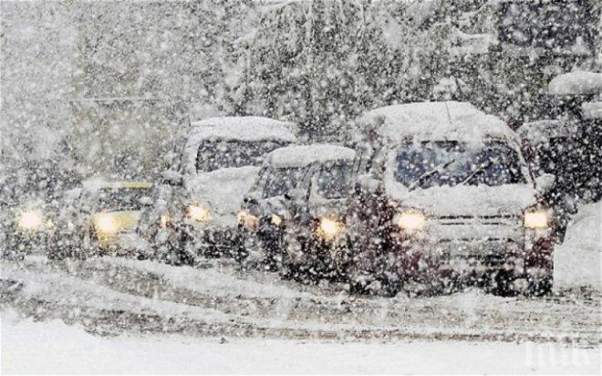 Извънредно! Снегът блокира още един участък в Бургаско