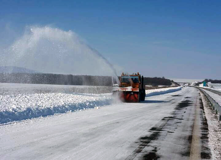 АПИ показа как чистят магистралата, 19 машини цяло денонощие чистили снега