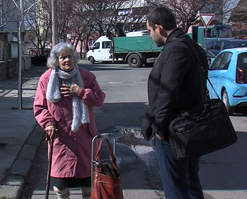 Невероятна трагедия в Айтос: 82-годишна жена остана на улицата, измамена от собствения си внук