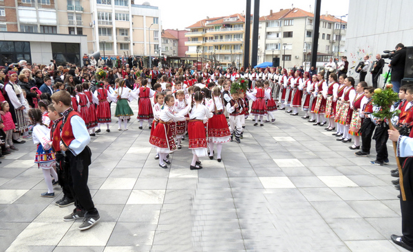 Стотици малчугани огласила улиците на Несебър за Лазаровден и Цветница