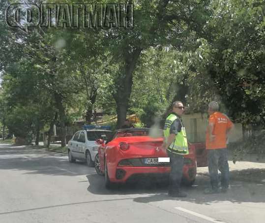 Това не може да се види всеки ден в България! Смели катаджии спряха Ферари, глобиха шофьора, че кара без преглед (СНИМКИ)