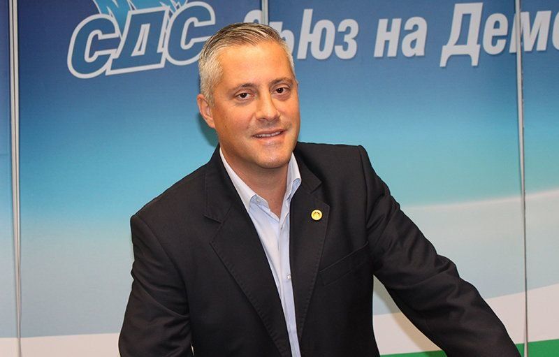 Лукарски се спасява с НС на СДС в София, опозицията му гласува оставката в Пловдив