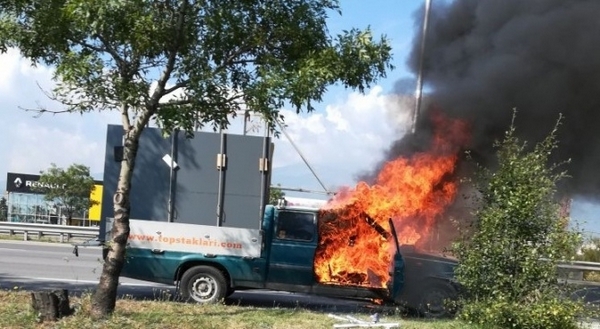 Пикап избухна в пламъци на главен път (СНИМКИ)