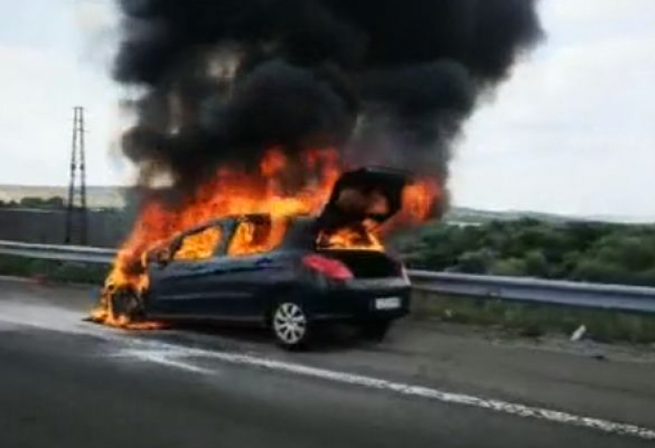 Ад на АМ "Тракия" край Карнобат! Кола се запали в движение (СНИМКИ)