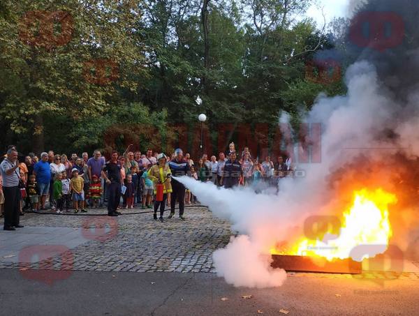 Ето как бургаските пожарникари отбелязаха празника си и подариха вълнуващо преживяване на стотици деца (ВИДЕО)