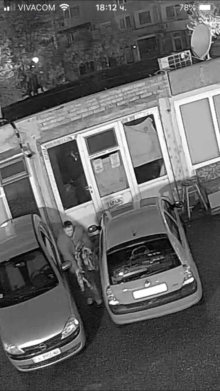 Резил! Нагъл мъж краде от кола на метри от Община Несебър (СНИМКИ, ВИДЕО)