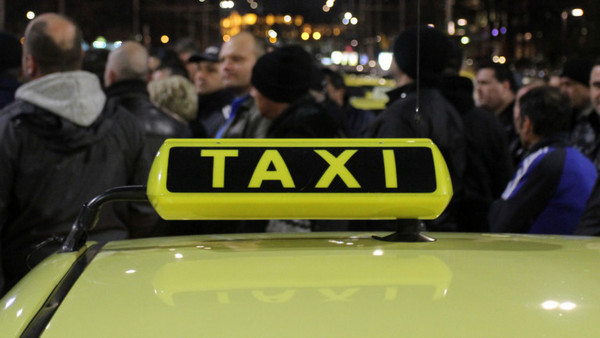 Екшън: Бургаска батка наби таксиджия и му задигна колата