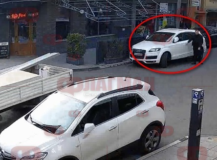Как се предизвика хаос в центъра на Бургас! Баровец си паркира джипа като румънски тираджия, за да обядва(ВИДЕО)