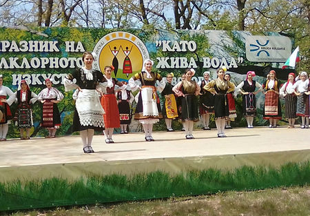 Три първи места и специалната награда за ФГ “Незабравка“ на фолклорен фестивал в Суворово
