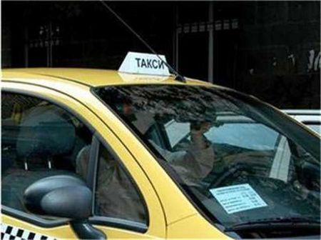 Таксиметров шофьор качи трима в колата си и преживя страшен кошмар