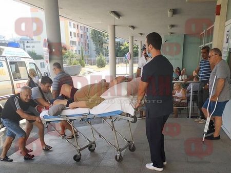 Докараха Стефан Данаилов в тежко състояние с носилка в бургаска болница