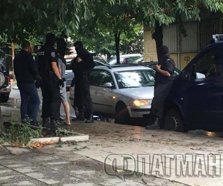 Само във Флагман.бг! Бургаски полицаи заловиха опасния Станчо, нападнал жена на ул. „Александровска“