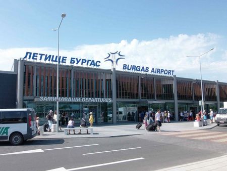 Защо Летище Бургас има само два целогодишни полета, а във Варна са 20
