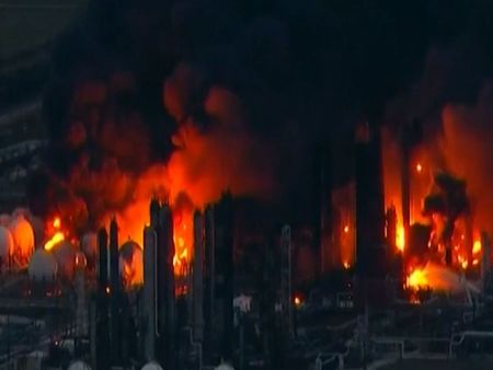 Огнен ад след взривове в нефтохимически завод