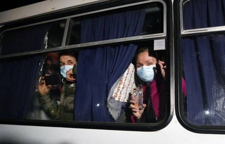 Нападнаха с камъни автобуси, превозващи евакуирани от Китай