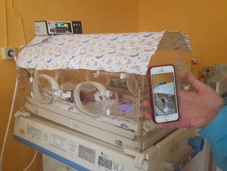 УМБАЛ Бургас въведе свиждане по вайбър за родителите на недоносените бебета