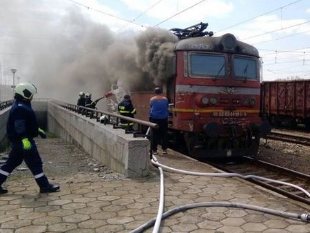 Локомотив се запали на жп гарата в Карнобат, пожарникари се борят с пламъците