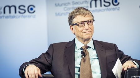 Представете си, че сте Бил Гейтс, дарили сте десетки милиарди, а ви наричат детеубиец