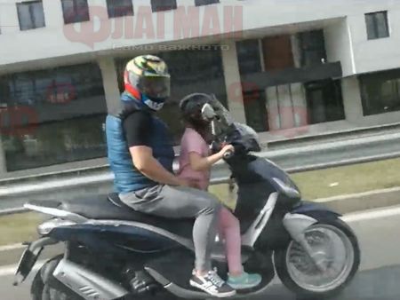 Бивш министър снима как мъж оставя дете да го вози със скутер, викат Ненков за свидетел