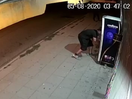 На вниманието на полицията! Този мъж разбива вендинг машини в Бургас